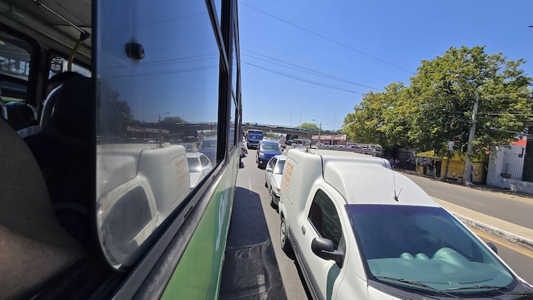 Avenida Eusebio Ayala es un calvario para los pasajeros del transporte público.