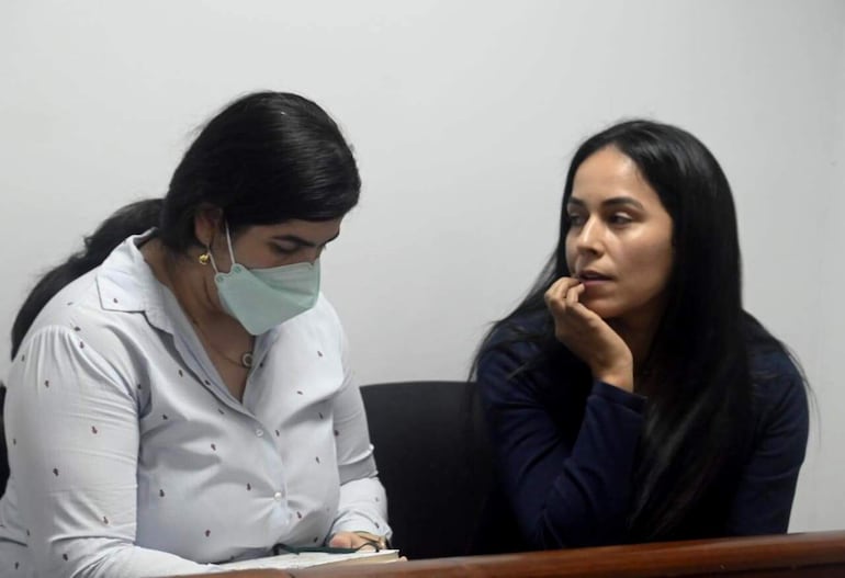 Patricia Ferreira Pascottini y Nidia Ferreira, presidenta y directora de Imedic SA, minutos antes del inicio del juicio oral y público.