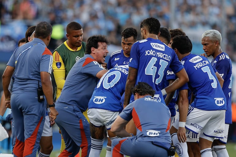 AMDEP528. ASUNCIÓN (PARAGUAY), 23/11/2024.- El entrenador de Cruzeiro Fernando Diniz (2-d) dirige este sábado, en la final de la Copa Sudamericana entre Racing y Cruzeiro en el estadio General Pablo Rojas en Asunción (Paraguay). EFE/ Juan Pablo Pino
