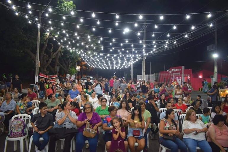 En la ciudad de Villa Elisa habilitan el tradicional túnel de luces, para ofrecer un ambiente navideño.