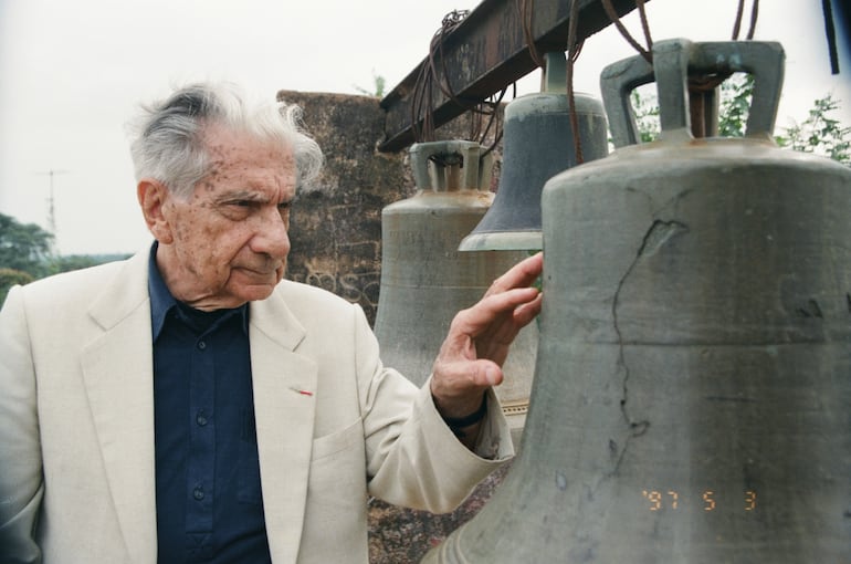 Fotografía de Lea Rodas, del año 1997, de Augusto Roa Bastos subido al campanario en Santa María, Misiones.