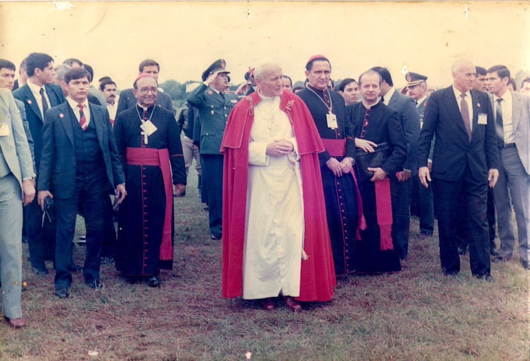 El clero de Villarrica y representantes de la sociedad, encabezado por su obispo Felipe Santiago Benítez, recibe a Juan Pablo II.
