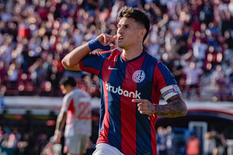 Adam Bareiro anotó uno de los goles en la victoria del Ciclón de Boedo