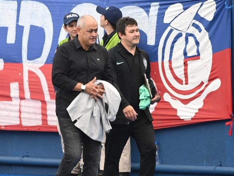 El paraguayo Francisco Arce (d), entrenador de Olimpia, ingresando al estadio La Nueva Olla para el superclásico con Cerro Porteño por la sexta fecha del torneo Clausura 2023 del fútbol paraguayo.
