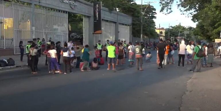 Indígenas cierran la avenida Artigas este lunes.