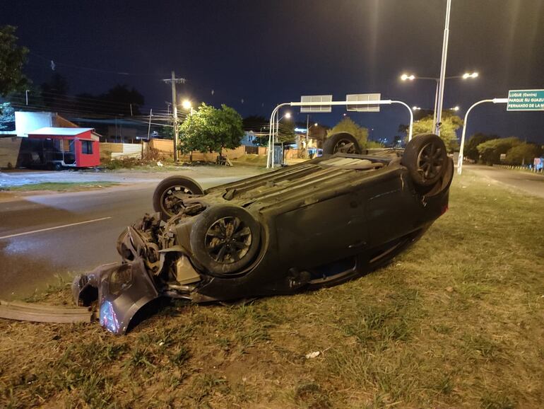 Aparatoso vuelco de vehículo sobre la autopista Silvio Pettirossi.