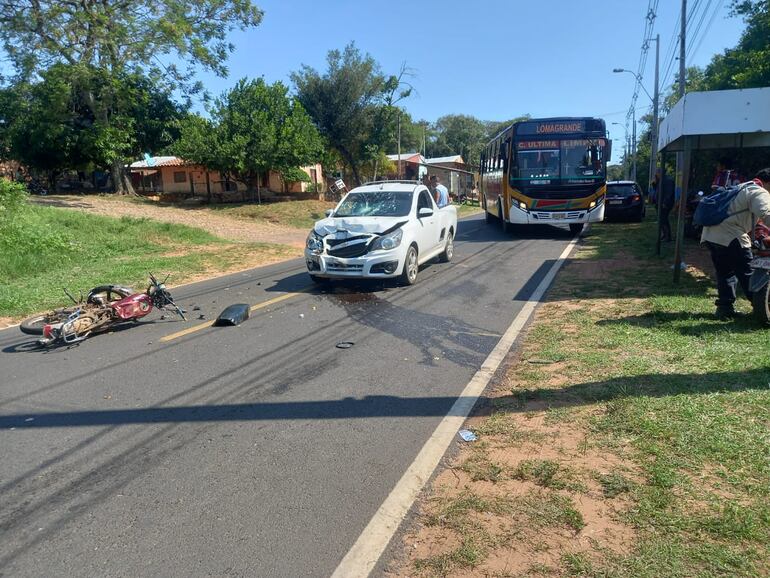 La motocicleta y la camioneta involucrada en el accidente de tránsito.