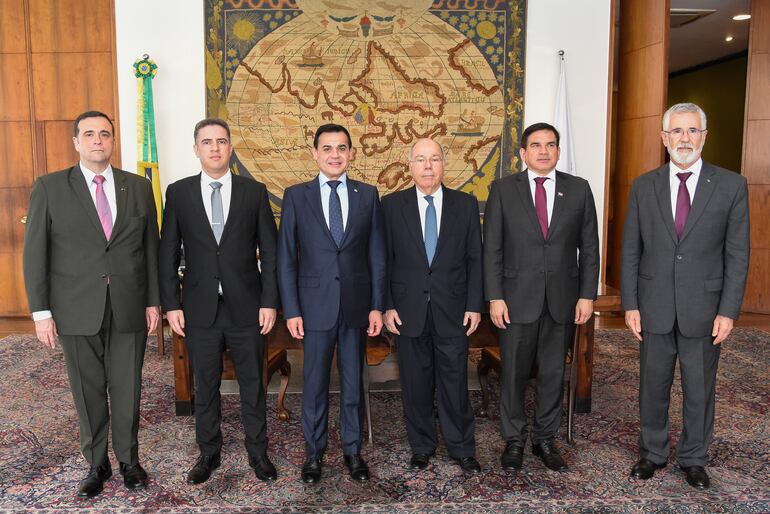 La delegación oficial paraguaya, liderada por el canciller Rubén Ramírez Lezcano (3ro de la izq.) junto al ministro de Exteriores de Brasil, Maurio Vieira (c). También aparecen el ministro de la Vivienda de Paraguay,  Juan Carlos Baruja (2do de la der.) y el embajador de Brasil en Asunción, José Antonio Marcondes.