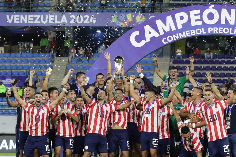 Los jugadores de Paraguay celebran la clasificación a Los Juegos Olímpicos París 2024 y la consagración de campeón del Preolímpico 2024 en el estadio Nacional Brígido Iriarte, en Caracas, Venezuela.
