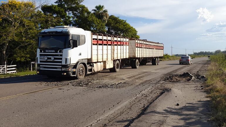 La Ruta PY -19 presenta cada vez más grietas y baches a lo largo de su trayecto.