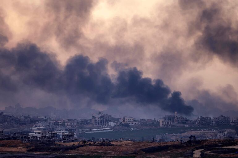 Humo sobre el norte de la Franja de Gaza debido a bombardeos israelíes, el pasado domingo.