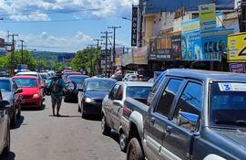 Fotografía de referencia: seguidamente hay largas filas de vehículos para acceder al Puente Internacional San Roque González de Santa Cruz que une las ciudades de Encarnación y Posadas.