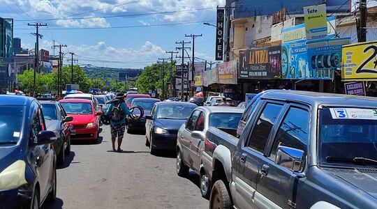 Fotografía de referencia: seguidamente hay largas filas de vehículos para acceder al Puente Internacional San Roque González de Santa Cruz que une las ciudades de Encarnación y Posadas.