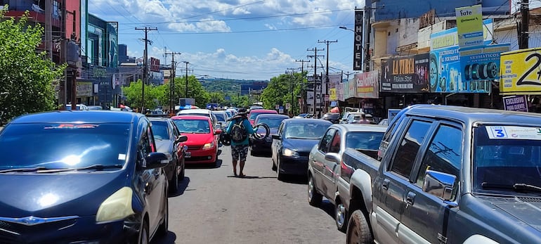 Tramo final del acceso a la zona primaria del Centro de Frontera Encarnación-Posadas. Es el punto preferido de actuación de los “adelantadores” en las filas, mimetizados entre vendedores ambulantes.