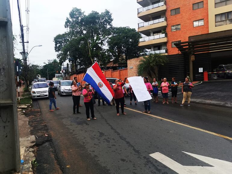 Los padres salieron a las calles a protestar en reclamo de rubros para una escuela del barrio Santísima Trinidad, Asunción.