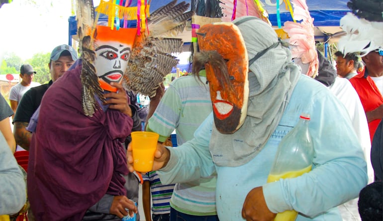 La "chicha" hecha de maíz o sorgo es una bebida tradicional festiva que alegra las rondas de danza en el Arete Guasu.