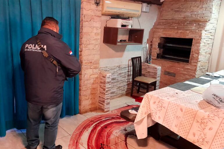 Un policía frente a la parrilla junto a la cual fue asesinado Marcio Sánchez, alias Aguacate.