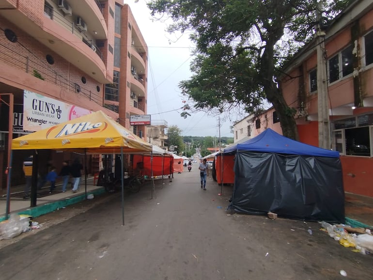 Algunos comerciantes continuan instalados.