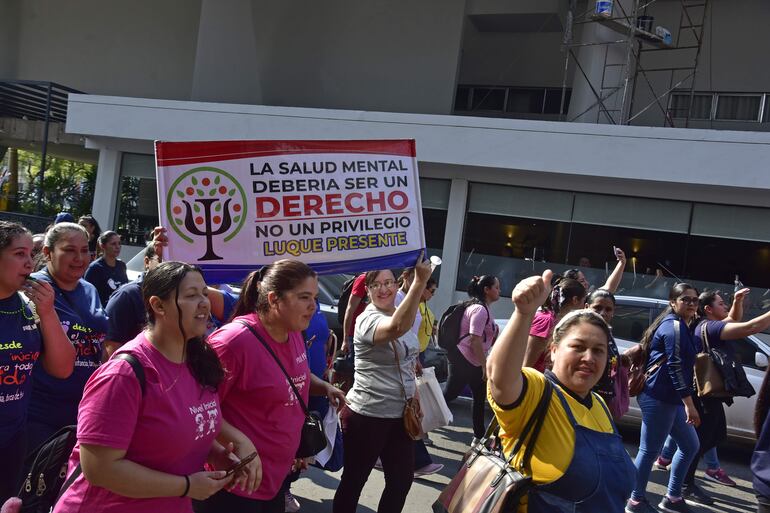 Las docentes marcharon por el centro de Asunción exigiendo estabilidad laboral.