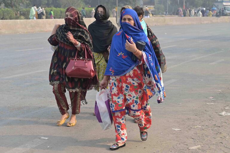 Pasajeros varados en las carreteras tras la suspensión de los servicios de autobús y el bloqueo de autopistas por parte de las autoridades durante una protesta de la oposición de Pakistán