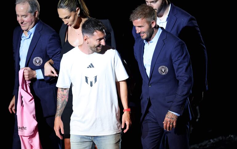 Lionel Messi y David Beckham hablan durante el Inter Miami CF Hosts "The Unveil" en el DRV PNK Stadium el 16 de julio de 2023 en Fort Lauderdale, Florida.