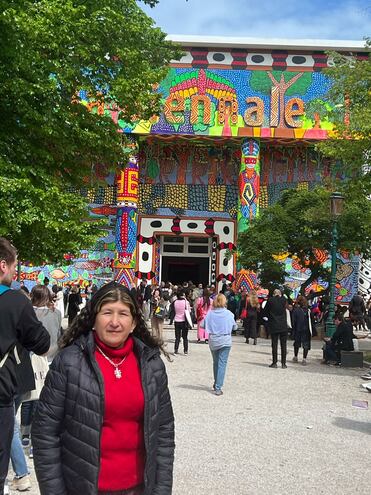 La ceramista Julia Isídrez posa frente al pabellón de la Bienal de Venecia, donde sus obras integran la selección oficial del curador Adriano Pedrosa.