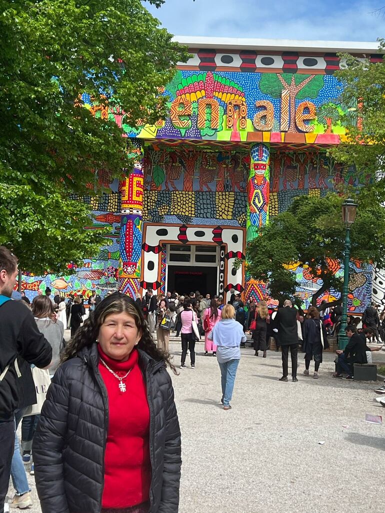 Julia Isídrez posando frente al pabellón "Giardini" de la Bienal de Venecia.