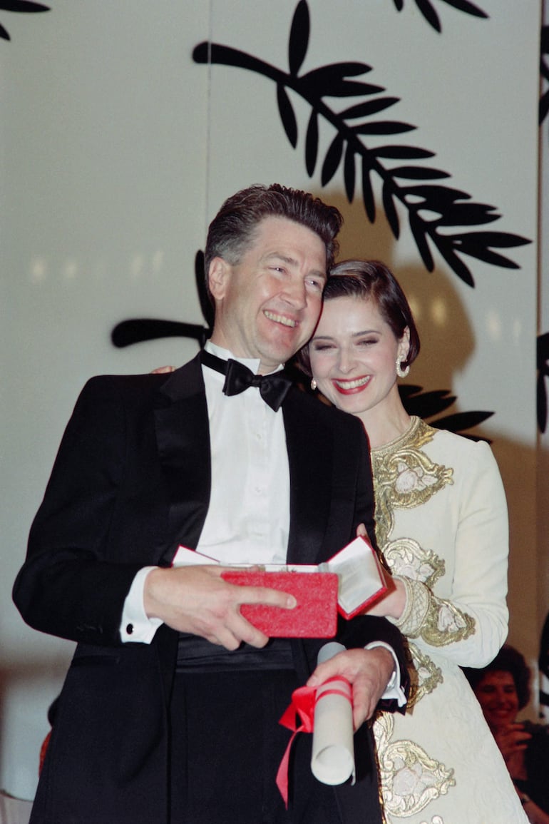 La actriz italiana Isabella Rossellini posa con David Lynch luego de que este ganara la Palma de Oro en el Festival de Cannes en 1990.