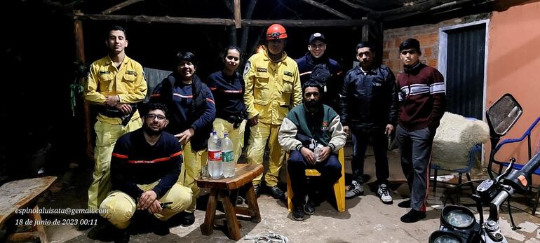 Los bomberos con el hombre que pudieron rescatar del barranco en el cerro Santo Tomás.