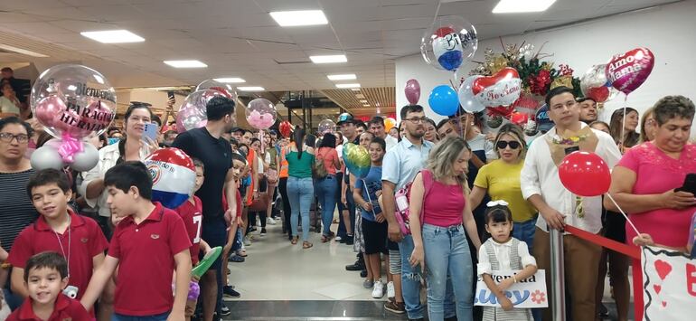 Mucha gente esperando, en el Aeropuerto Silvio Pettirossi, a sus familiares que llegan para recibir el nuevo año.