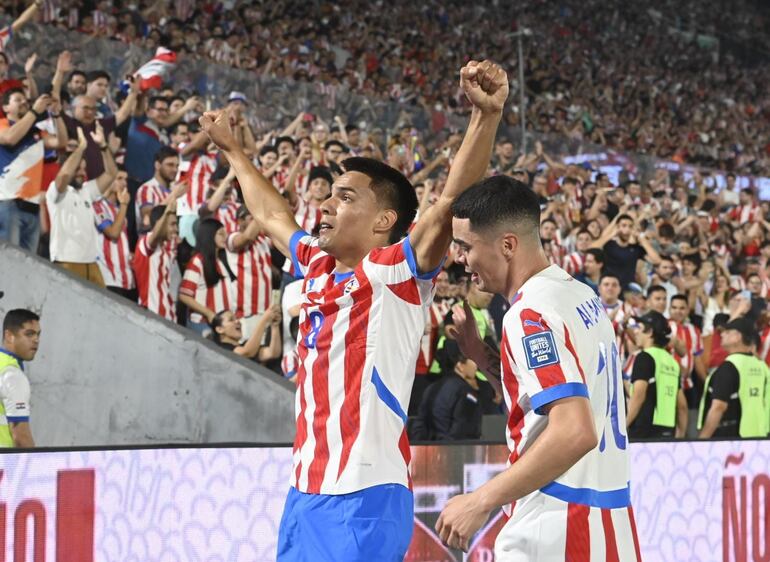 Diego Gómez, jugador de la selección de Paraguay, celebra un gol en el partido frente a Brasil por la octava fecha de las Eliminatorias Sudamericanas 2026 en el estadio Defensores del Chaco, en Asunción, Paraguay.