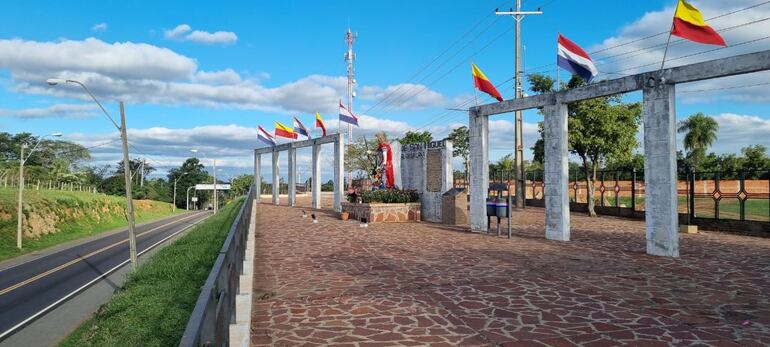 La imagen de San Miguel Arcángel, da la bienvenida a la ciudad de la lana, del departamento de Misiones.