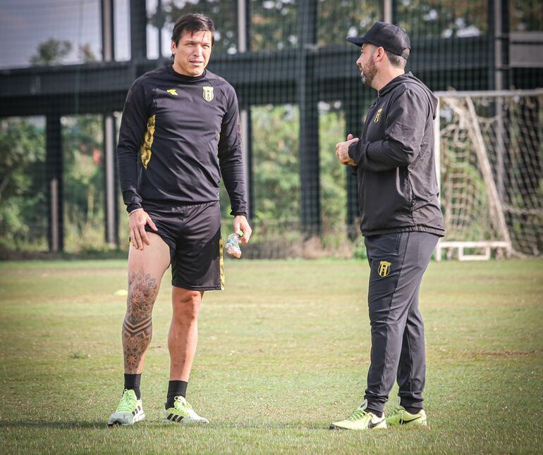 El paraguayo Federico Santander (i), jugador de Guaraní, conversa con el entrenador argentino Juan pablo Pumpido en el entrenamiento del plantel en el Comité Olímpico Paraguayo, Luque.