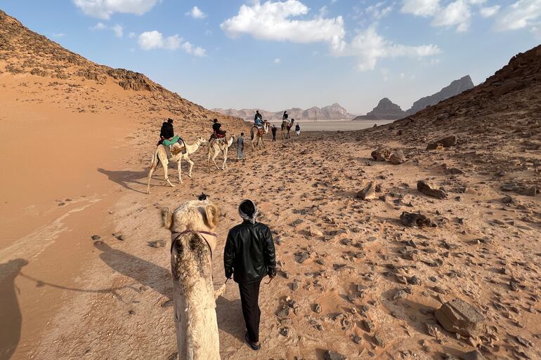 Durante el día, los huéspedes exploran el desierto en un jeep abierto o a lomo de un camello.