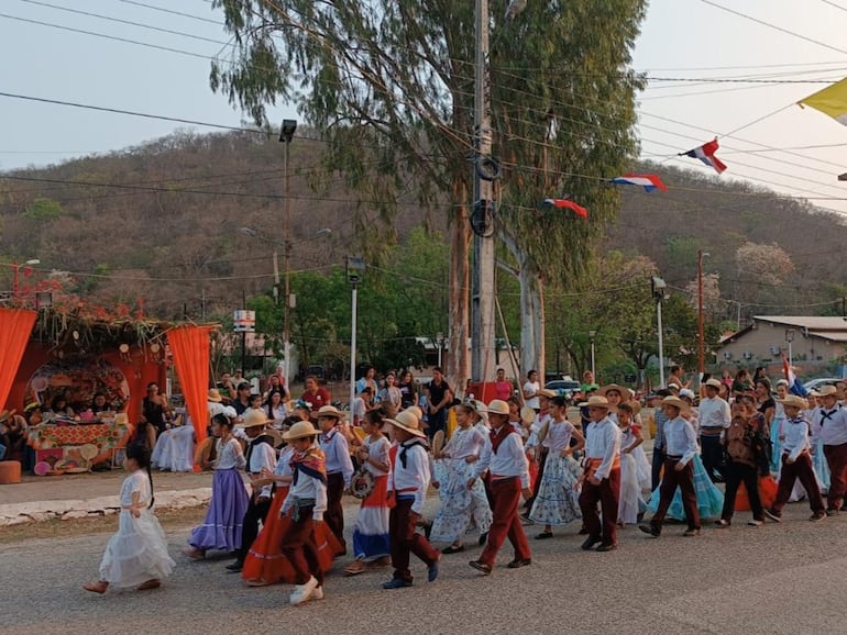 Tradicional desfile de niños, jovenes y sus maestros por el dìa del folclore en Fuerte Olimpo.