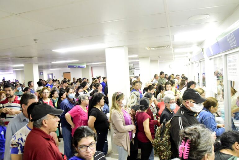 Asegurados formaron fila desde las 02:00 buscando agendar un turno, pero muchos no lograron marcar una consulta. Denunciaron trato inhumano en el IPS.