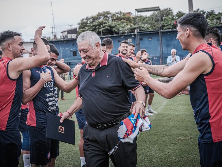 Carlos Jara Saguier durante el homenaje de Cerro Porteño por la conquista del Preolímpico 2024 y la clasificación a los Juegos Olímpicos 2024.