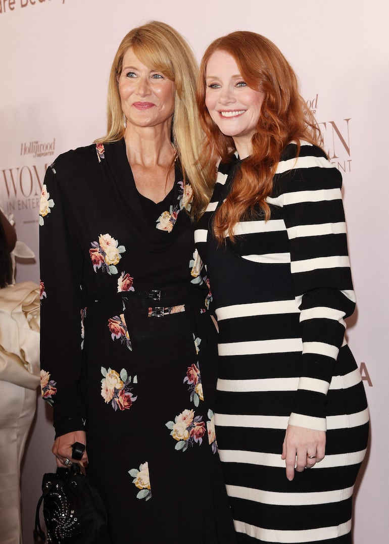 La actriz Laura Dern y Bryce Dallas Howard llegando a la Gala Anual de Mujeres en Entretenimiento de Hollywood Reporter en el Hotel Beverly Hills en Beverly Hills, California. (Michael Tran / AFP)