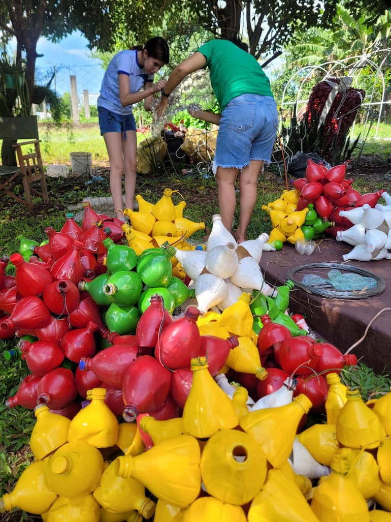 Convierten 7.000 botellas plásticas en impresionantes adornos navideños para plaza de San Rafael del Paraná.