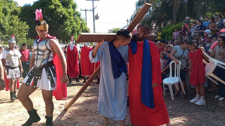 Simón de Cirene ayuda a cargar la cruz a Jesús.