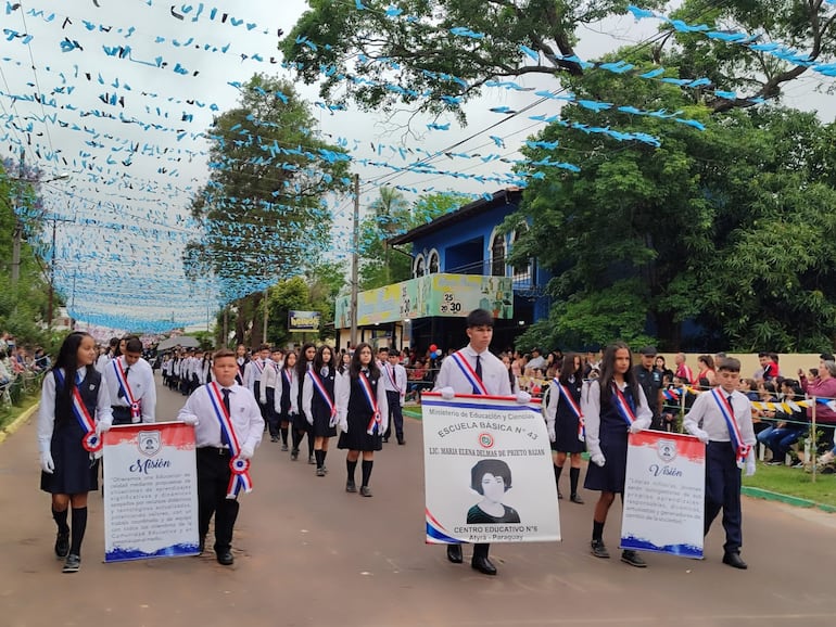 Misa y desfile estudiantil por los 485 años de Atyrá y día de San Francisco de Asís.