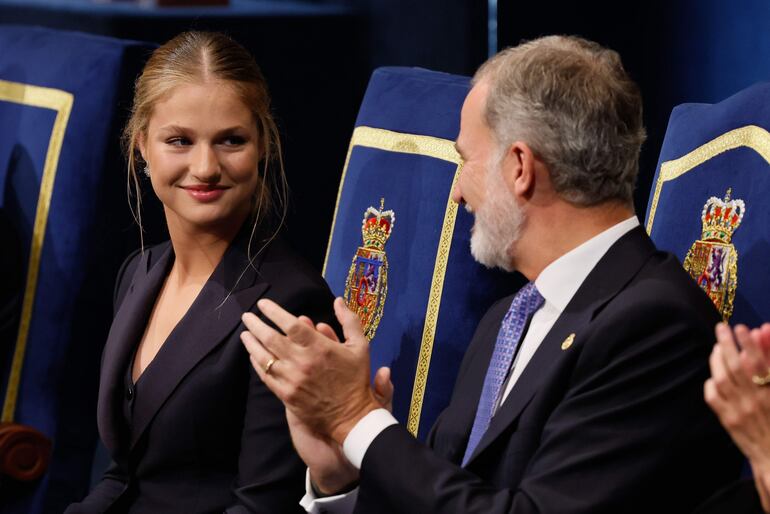 ¡Papá orgulloso! El rey Felipe VI felicita a la princesa Leonor tras su discurso durante la ceremonia de entrega de los Premios Princesa de Asturias. (EFE/Ballesteros)
