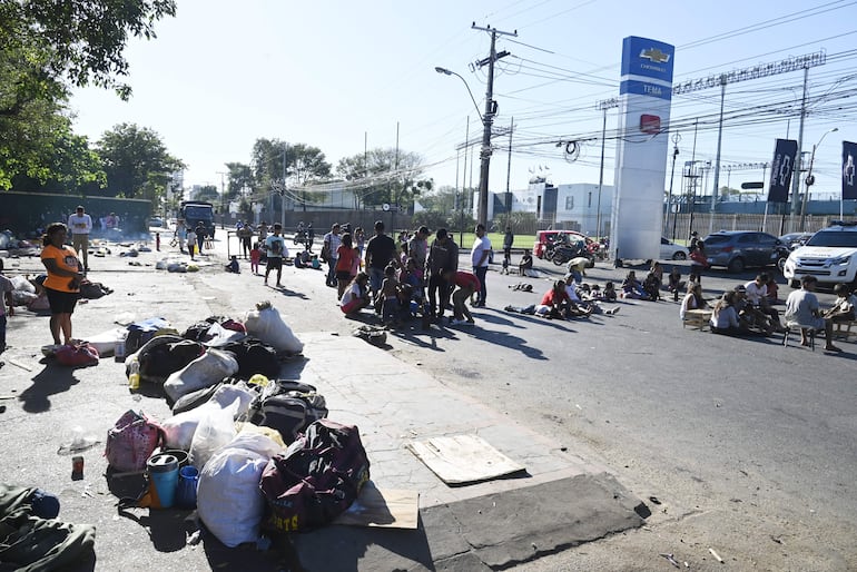 El grupo de indígenas aplica cierre de la avenida Artigas, frente al INDI, como medida de protesta.