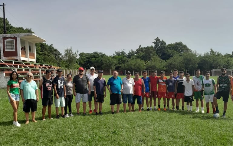 Pablo Lorgio Cáceres (remera verde) volvió a la presidencia de Cordillerano Central, el más laureado de la Liga Caraguatay de Deportes. A su derecha Masakadu Nakagoe  (de negro), uno de los técnicos.