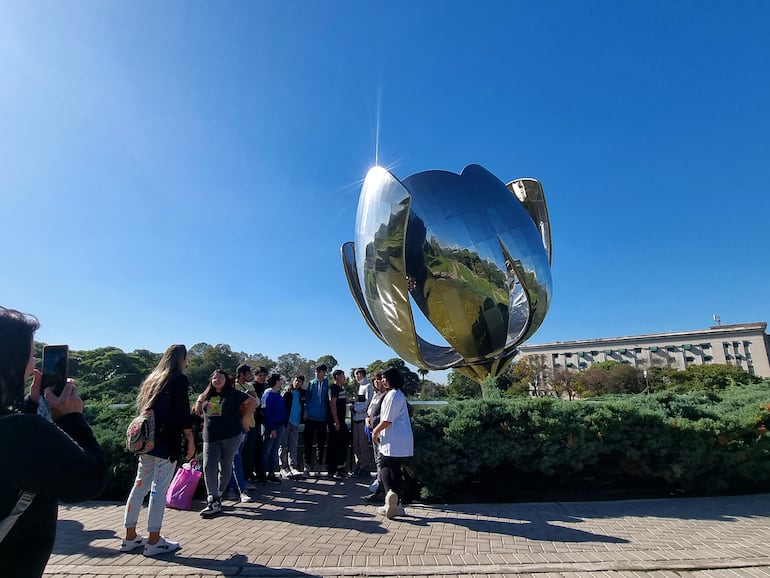 Desde su inauguración en 2002, Floralis Genérica se ha convertido en uno de los íconos más reconocibles de Buenos Aires.