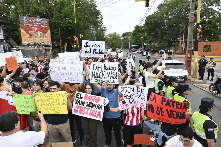 Estudiantes de la UNA se manifestaron  ayer  frente al campus en San Lorenzo. Repudiaron el golpe institucional en el Congreso.
