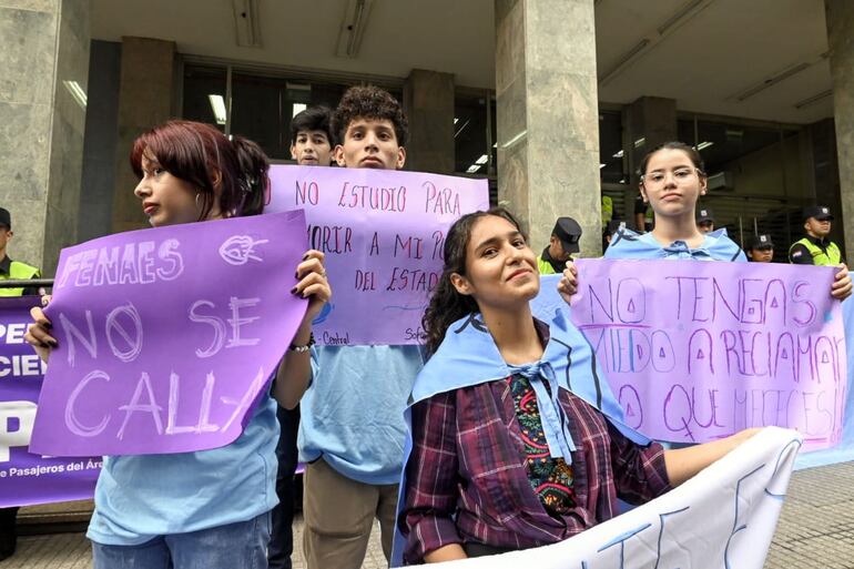 Manifestación contra el pésimo servicio del transporte público en el área metropolitana.