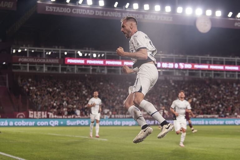 Gabriel Ávalos celebra su gol ante Lanús.