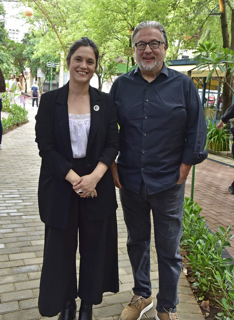 La ministra de la Secretaría Nacional de Cultura, Adriana Ortiz, y el arquitecto César Aquino.