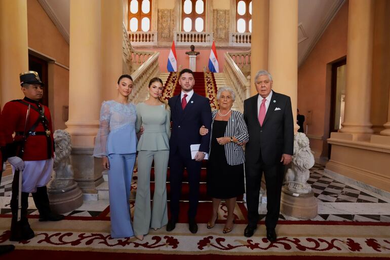 Costanza Peña, Serenella Argaña, Gonzalo Peña, Ana María y José María Peña al llegar al Palacio de Gobierno para acompañar a Santiago Peña en este día tan importante de su vida. (Gentileza)